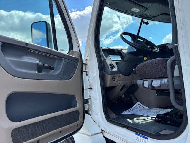 2020 Freightliner Cascadia in Indianapolis, IN — photo 14