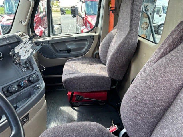 2020 Freightliner Cascadia in Indianapolis, IN — photo 10