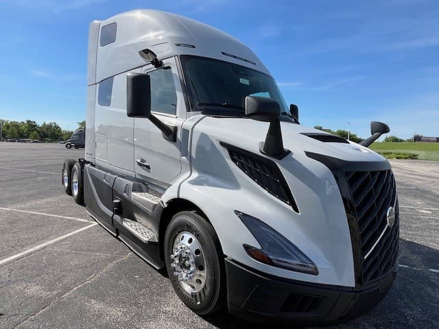 2027 Volvo VNL 860 in Indianapolis, IN — photo 2