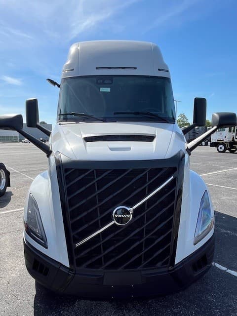 2027 Volvo VNL 860 in Indianapolis, IN — photo 3