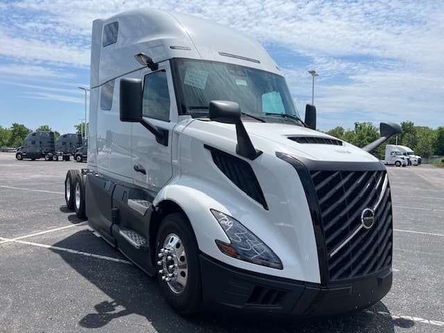 2027 Volvo VNL 860 in Indianapolis, IN — photo 2