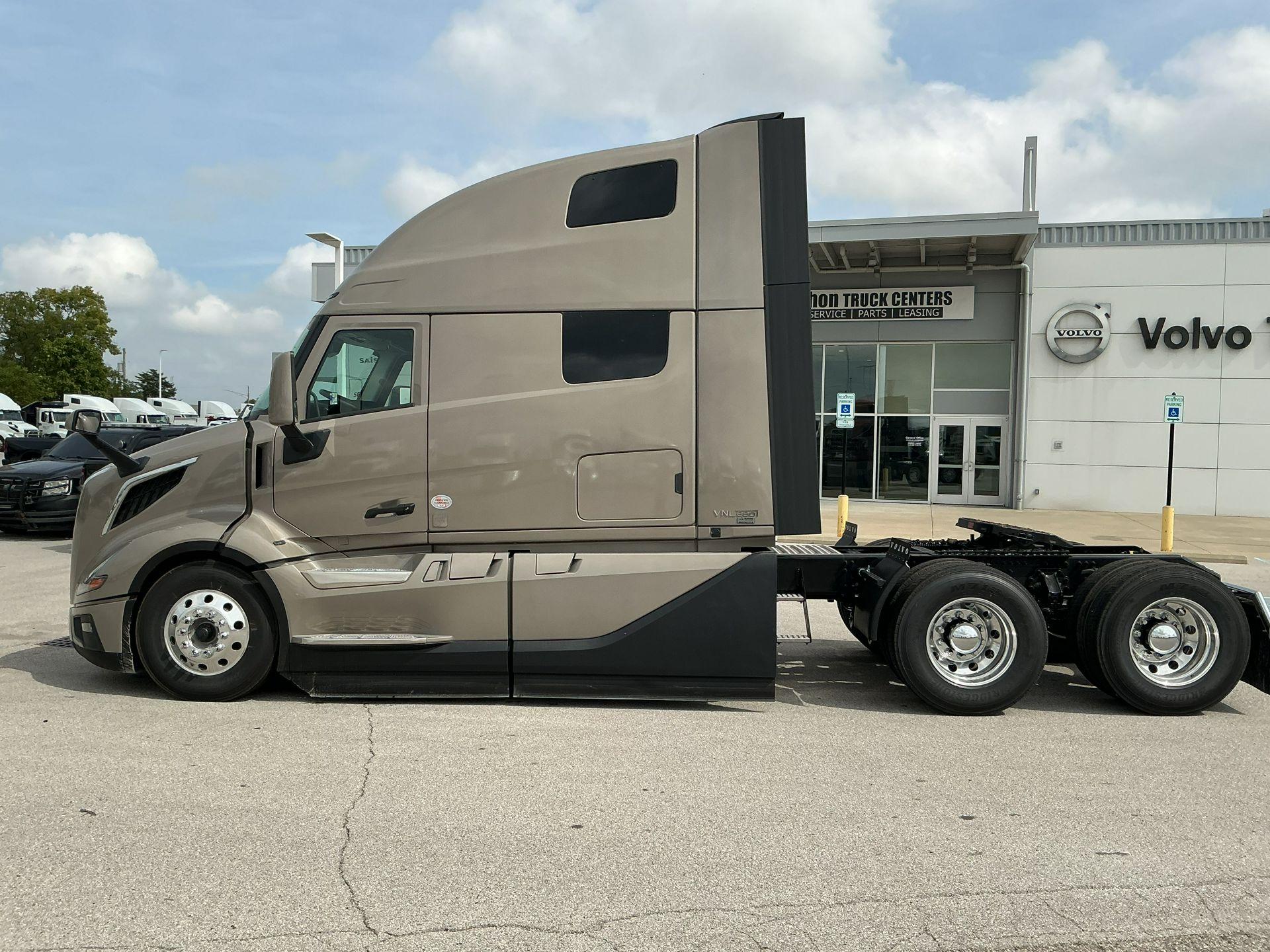 2026 Volvo VNL 860 in Indianapolis, IN — photo 8