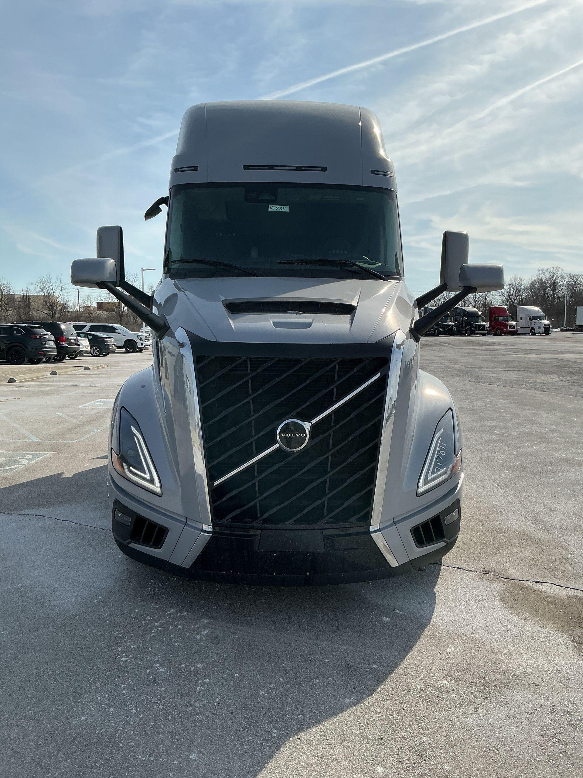 2026 Volvo VNL 860 in Indianapolis, IN — photo 3