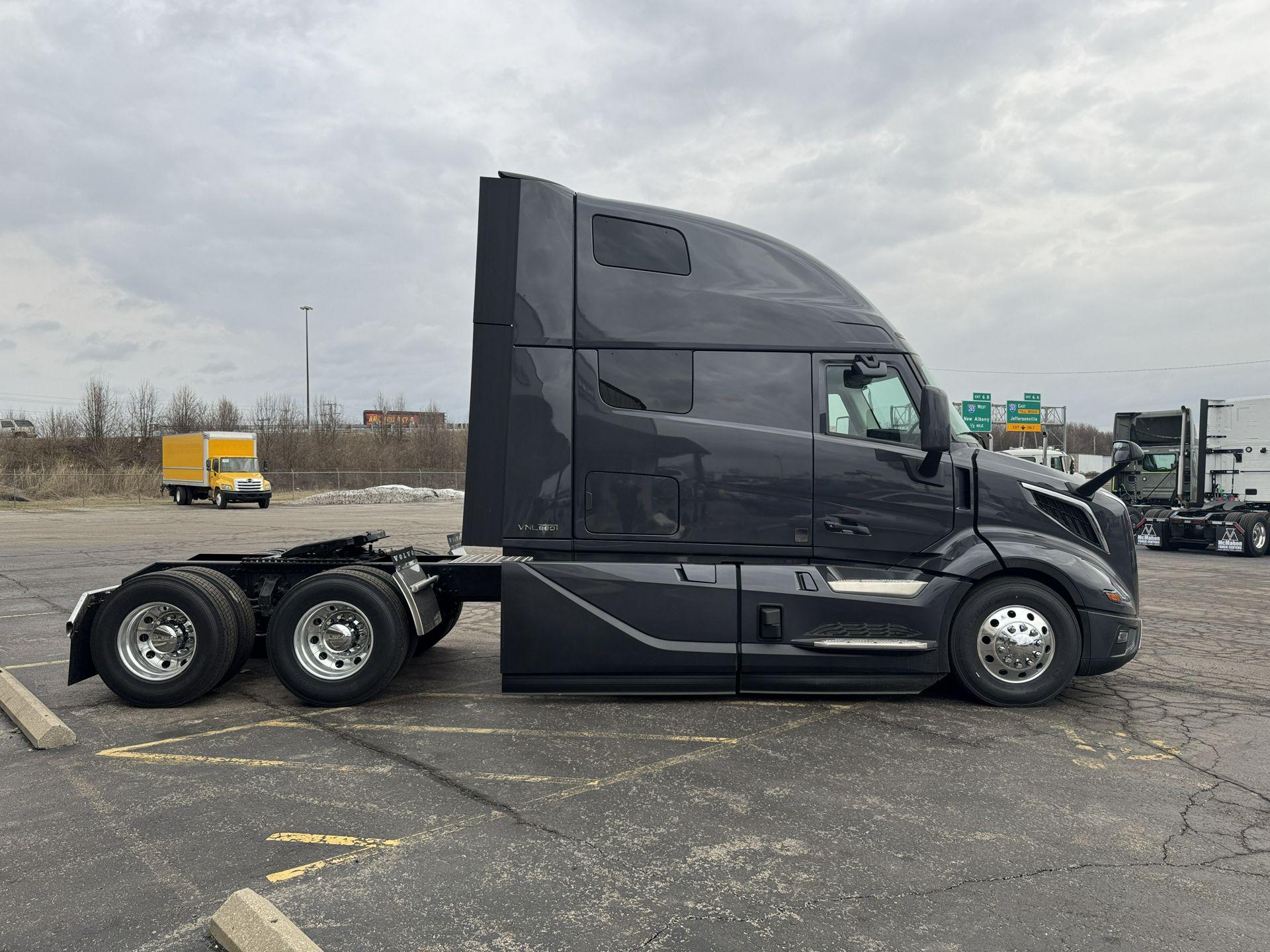 2027 Volvo VNL 860 in Clarksville, IN — photo 4