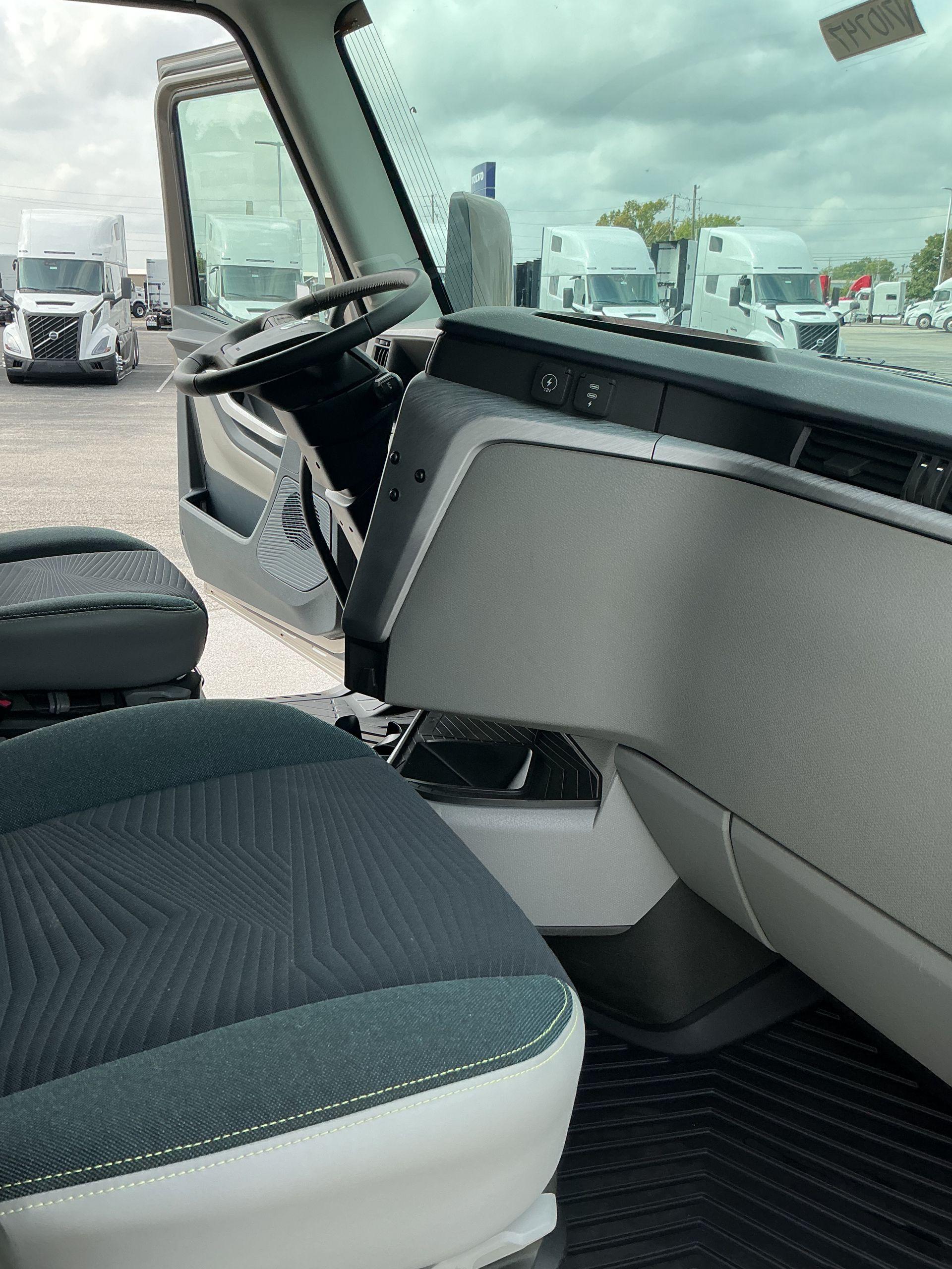 2026 Volvo VNL 860 in Indianapolis, IN — photo 14