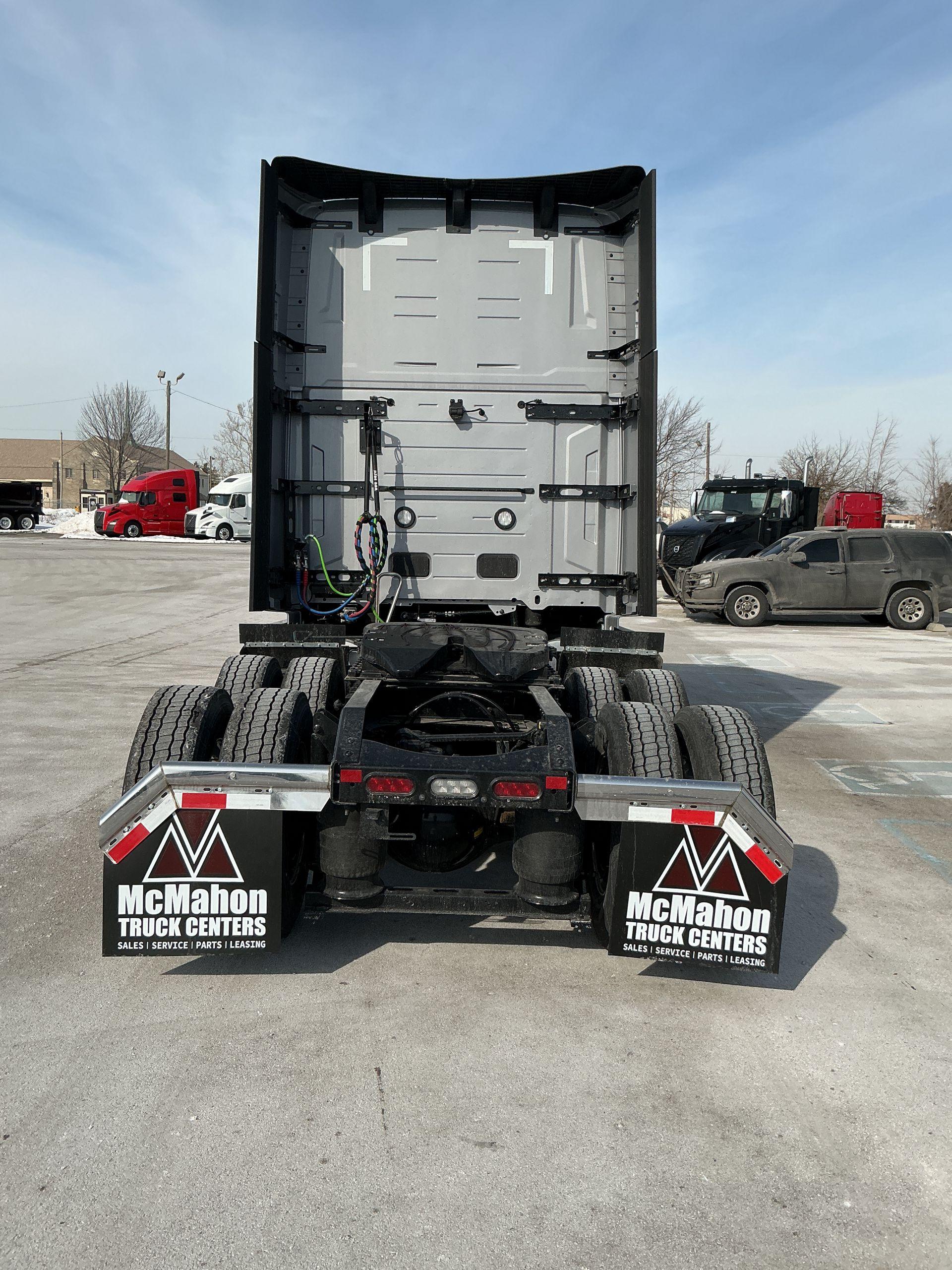2026 Volvo VNL 860 in Indianapolis, IN — photo 6