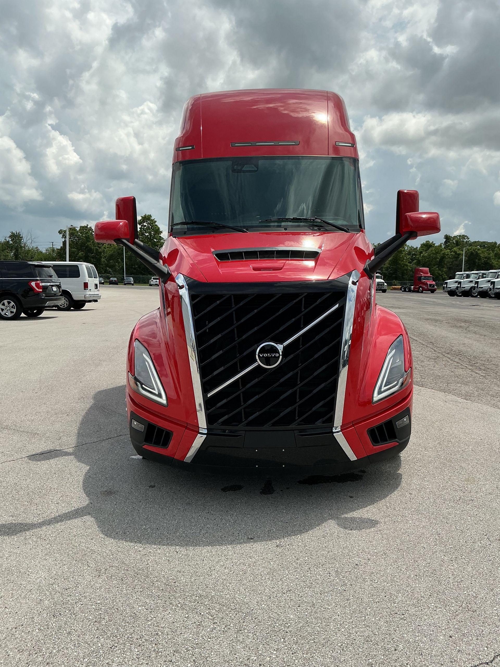 2026 Volvo VNL 860 in Indianapolis, IN — photo 2