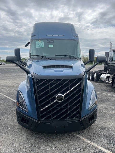 2027 Volvo VNL 860 in Indianapolis, IN — photo 2