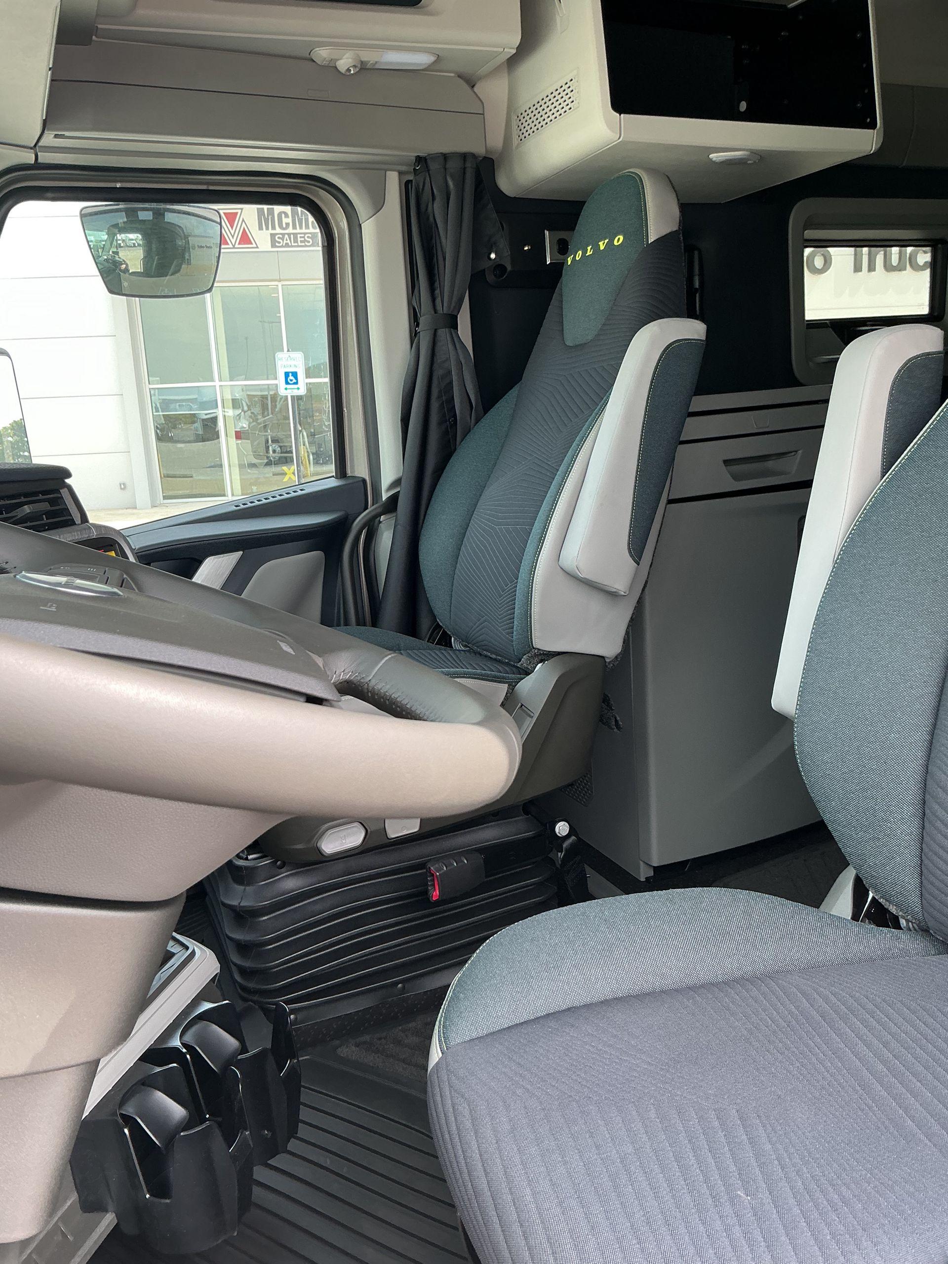 2026 Volvo VNL 860 in Indianapolis, IN — photo 13
