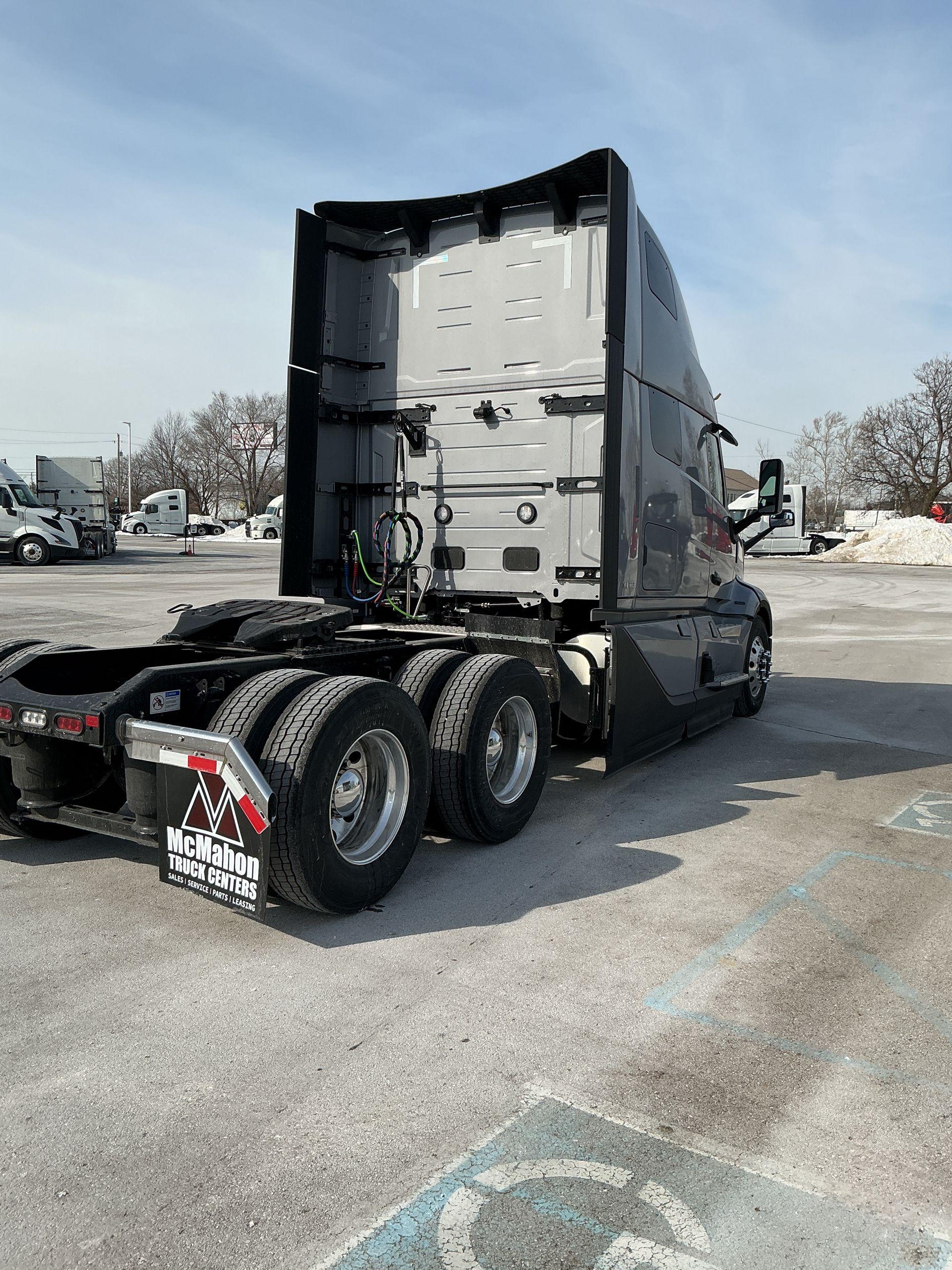 2026 Volvo VNL 860 in Indianapolis, IN — photo 5