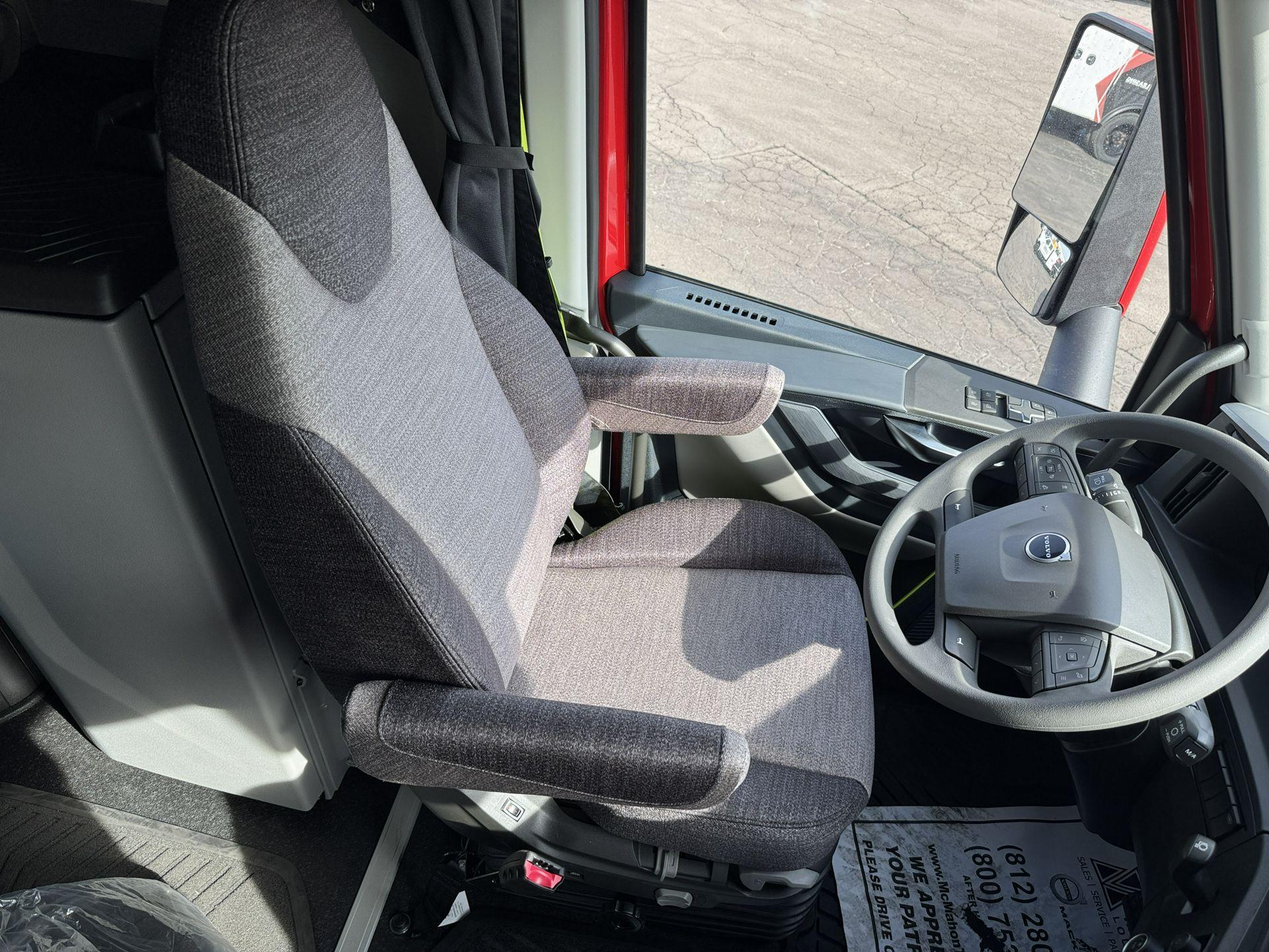 2027 Volvo VNL 860 in Clarksville, IN — photo 15