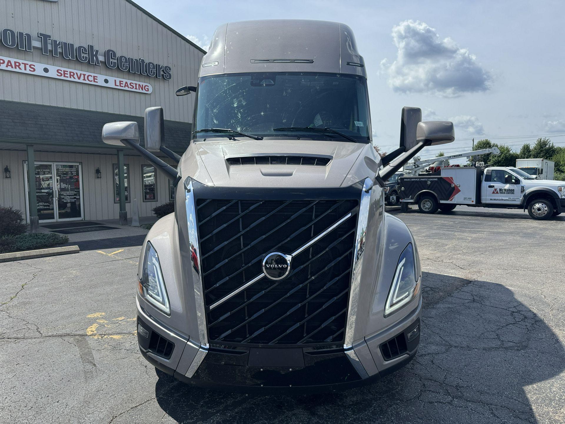 2026 Volvo VNL 860 in Clarksville, IN — photo 6