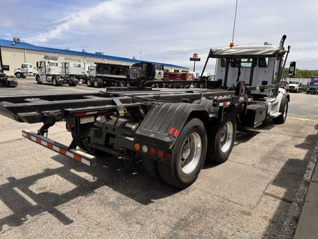 2025 Peterbilt 567 in London, OH — photo 5