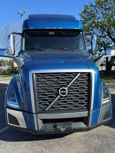 2023 Volvo VNL 760 in Indianapolis, IN — photo 2