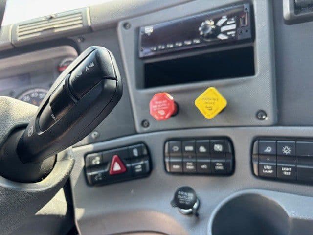 2020 Freightliner Cascadia in Indianapolis, IN — photo 19