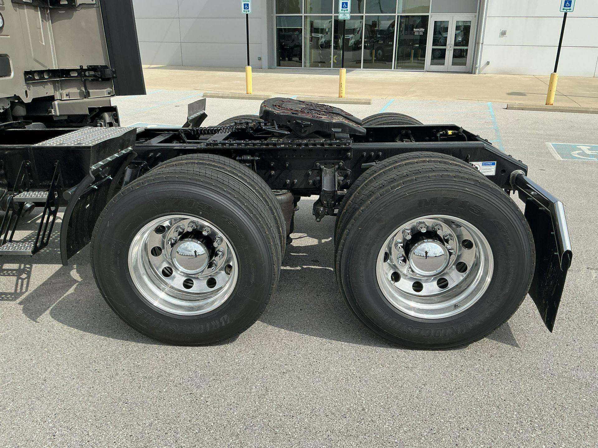 2026 Volvo VNL 860 in Indianapolis, IN — photo 12