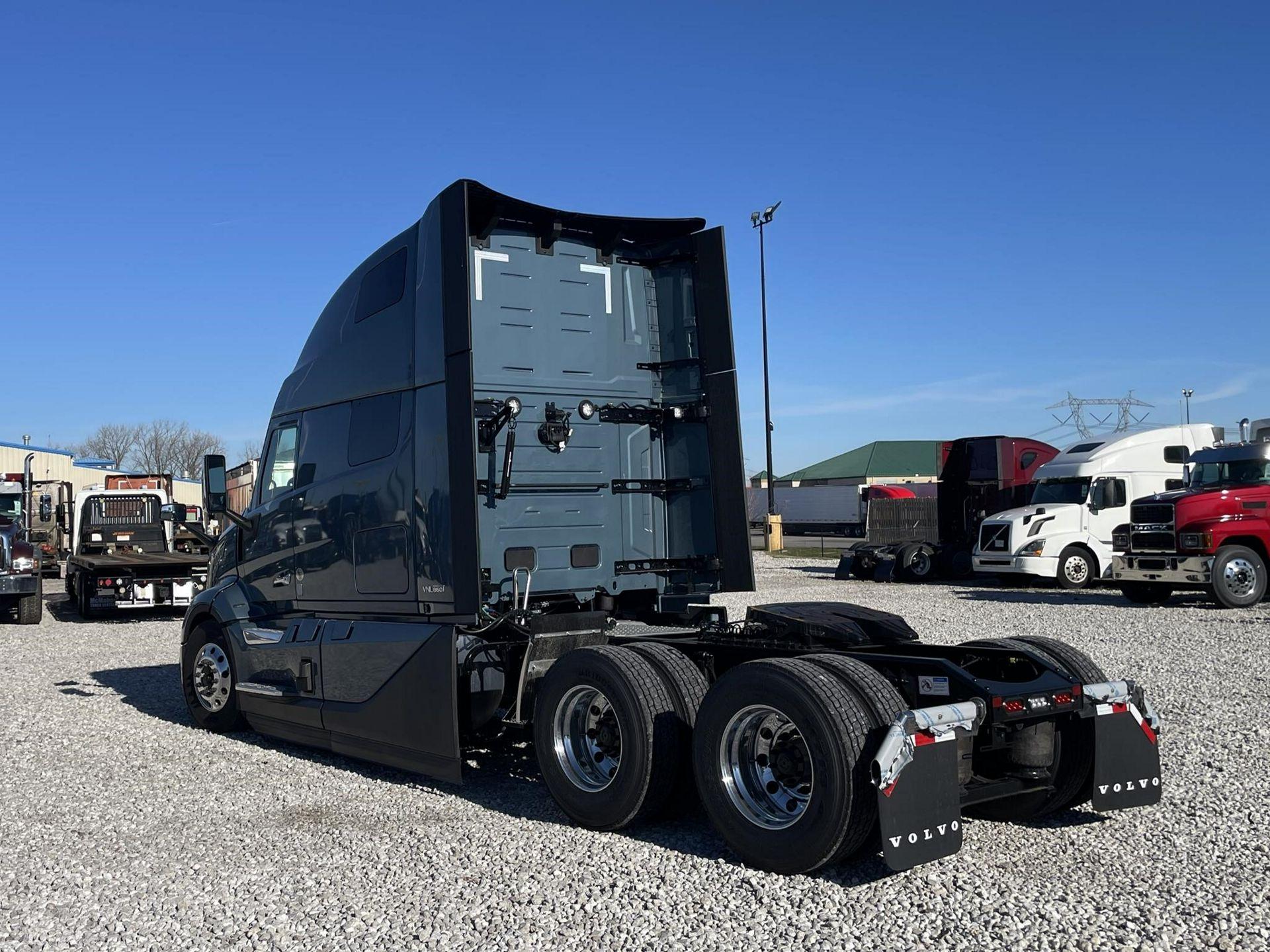 2027 Volvo VNL 860 in London, OH — photo 5