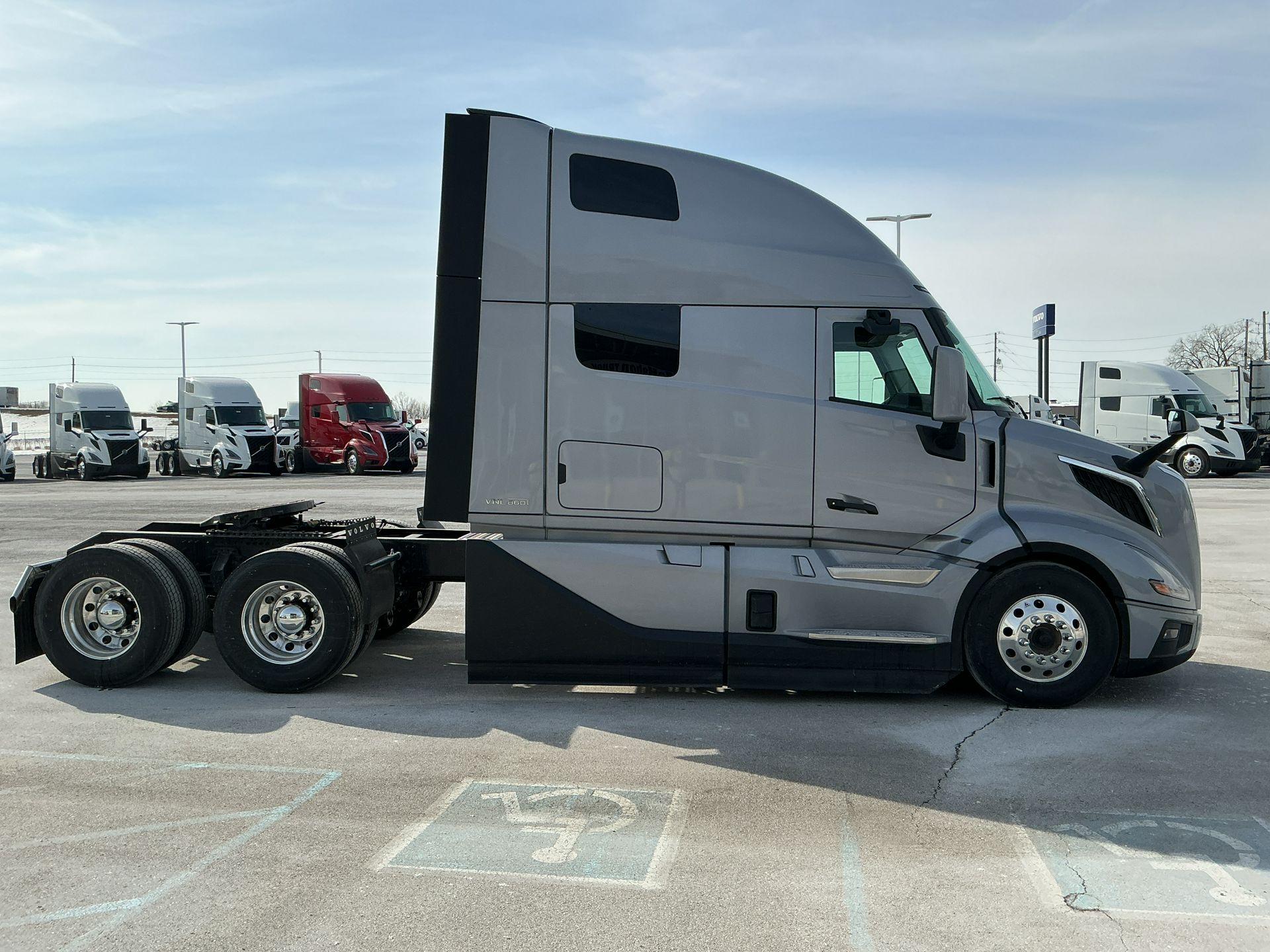 2026 Volvo VNL 860 in Indianapolis, IN — photo 4