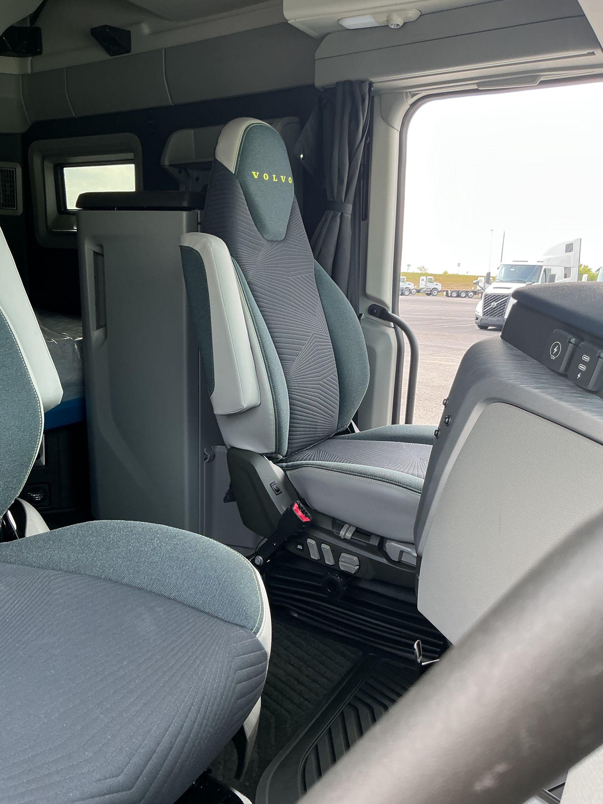 2026 Volvo VNL 860 in Indianapolis, IN — photo 15