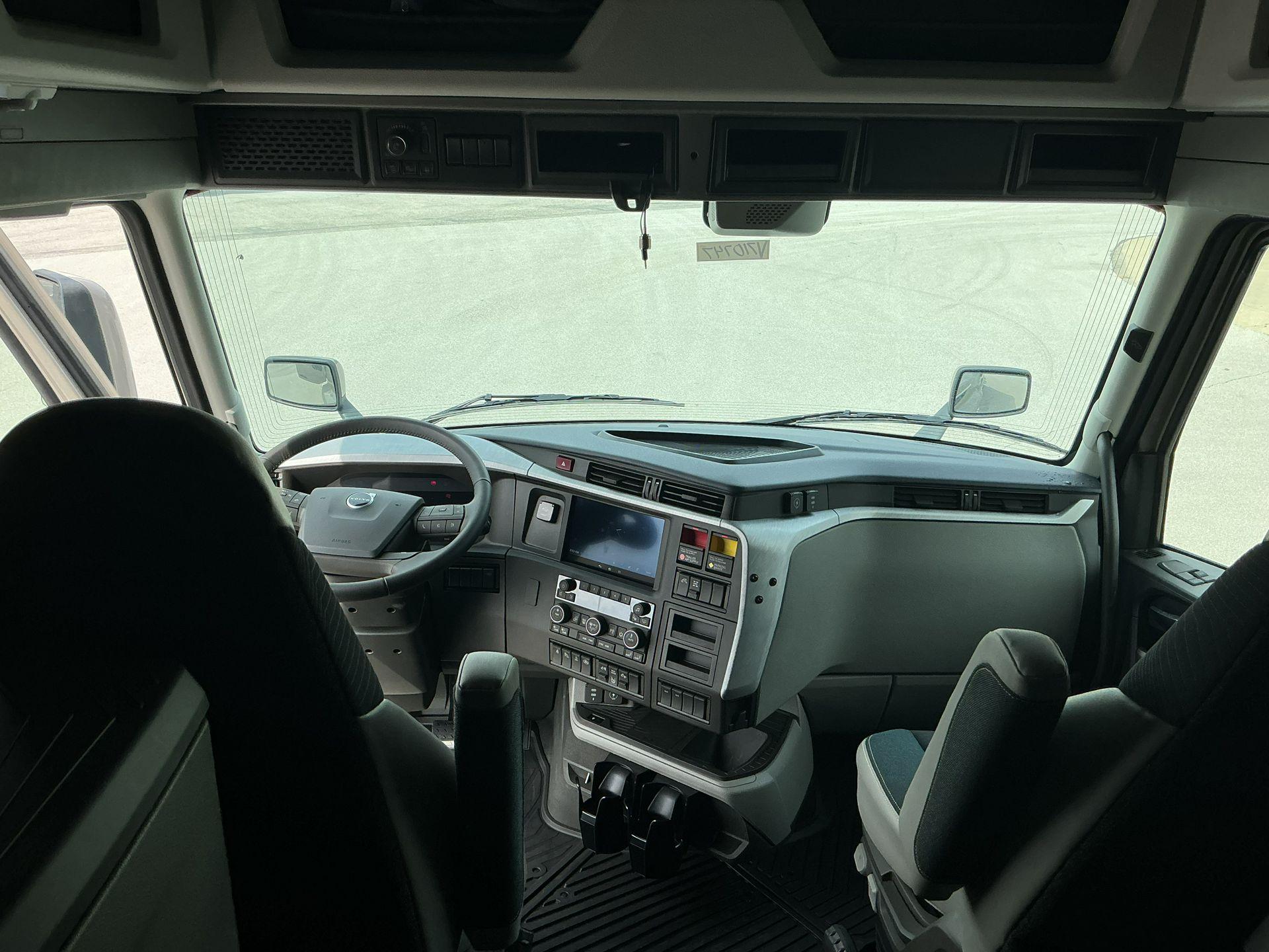 2026 Volvo VNL 860 in Indianapolis, IN — photo 18