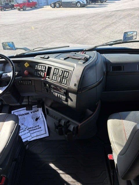 2023 Volvo VNL 760 in Indianapolis, IN — photo 9