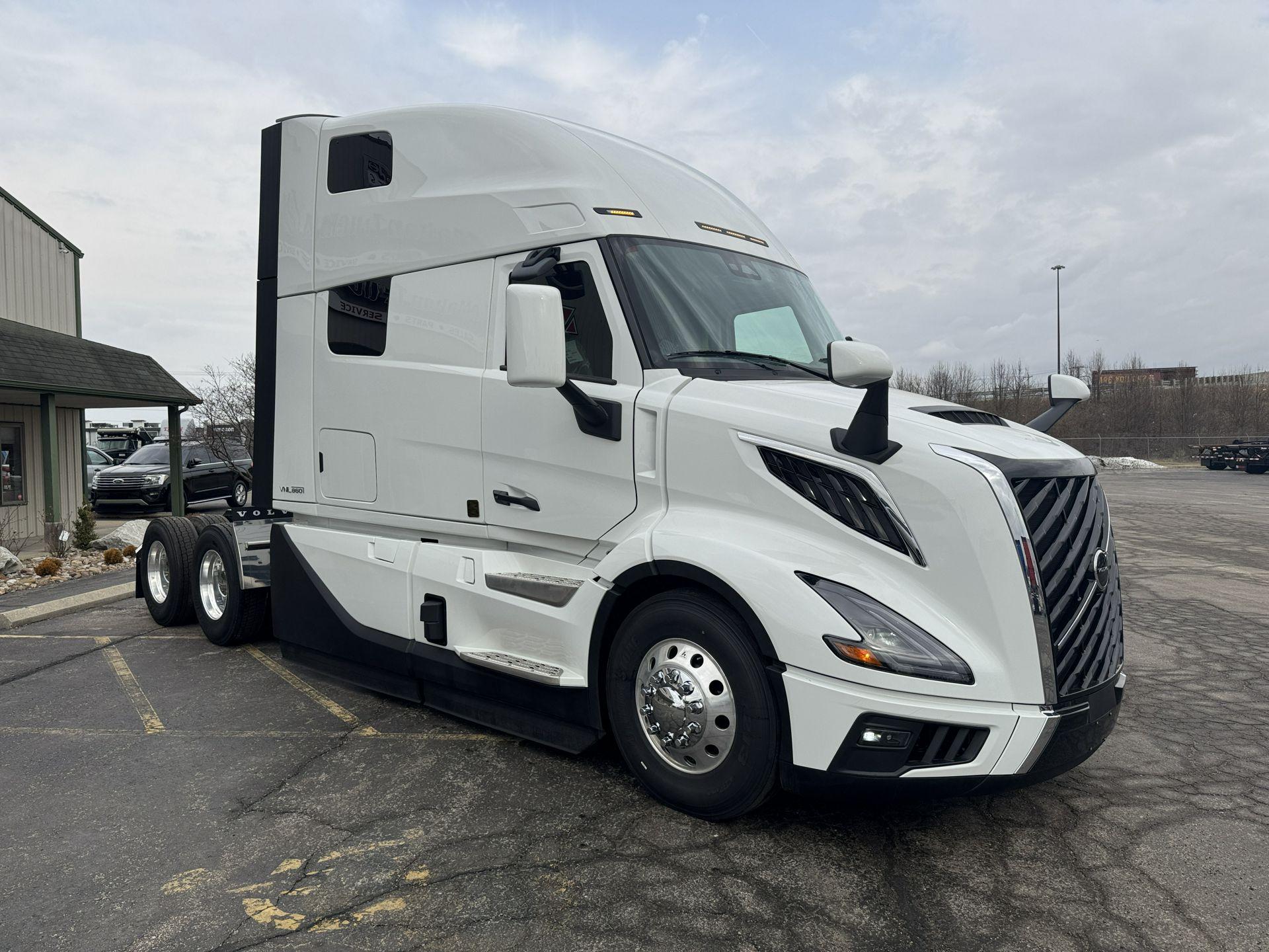 2027 Volvo VNL 860 in Clarksville, IN — photo 5