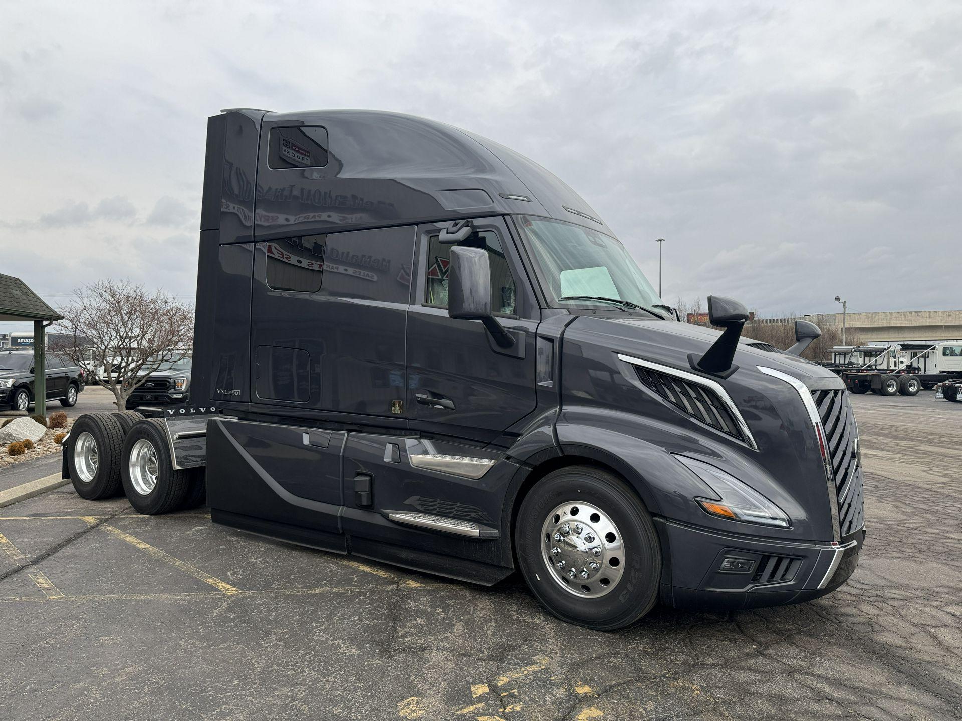 2027 Volvo VNL 860 in Clarksville, IN — photo 5