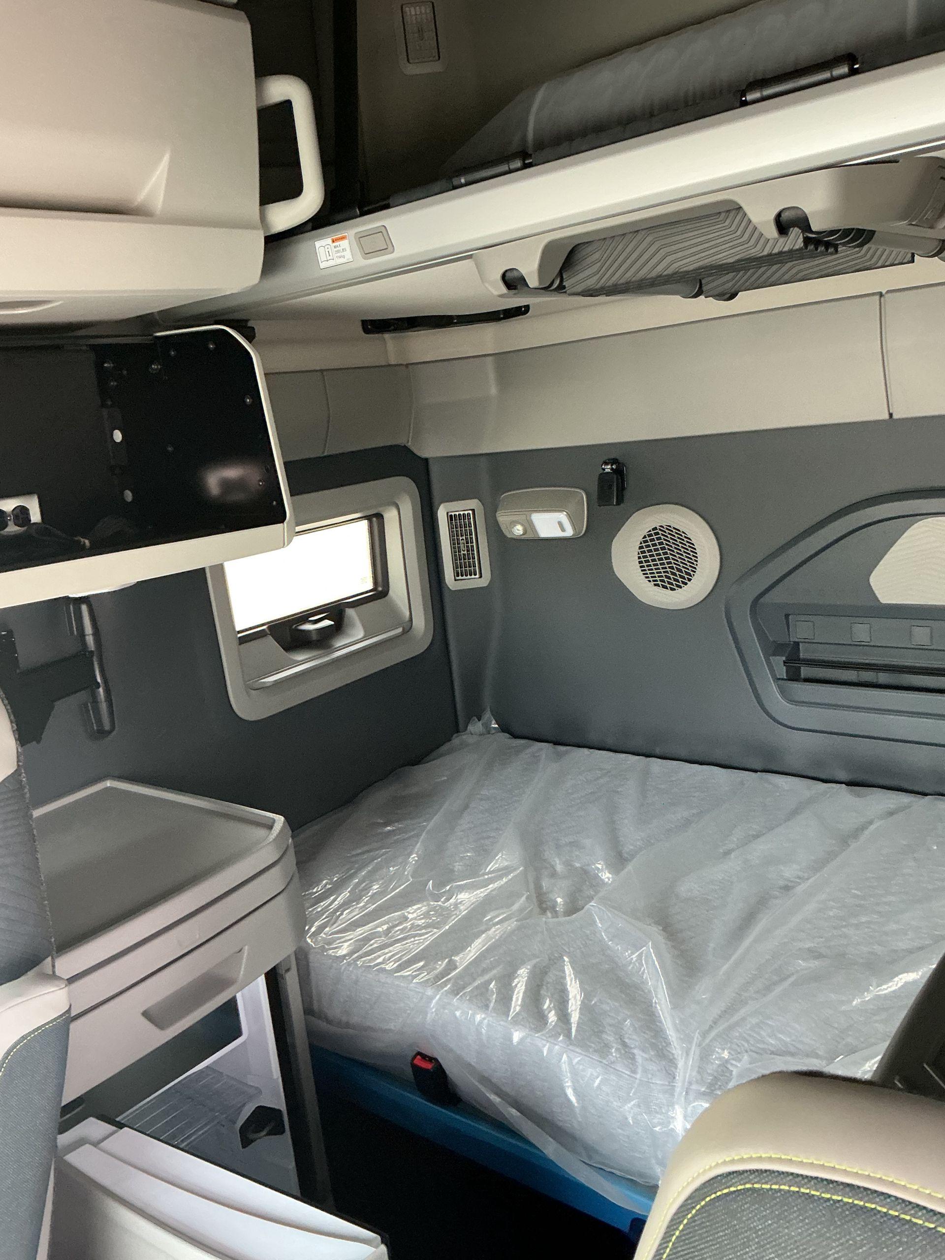 2026 Volvo VNL 860 in Indianapolis, IN — photo 15