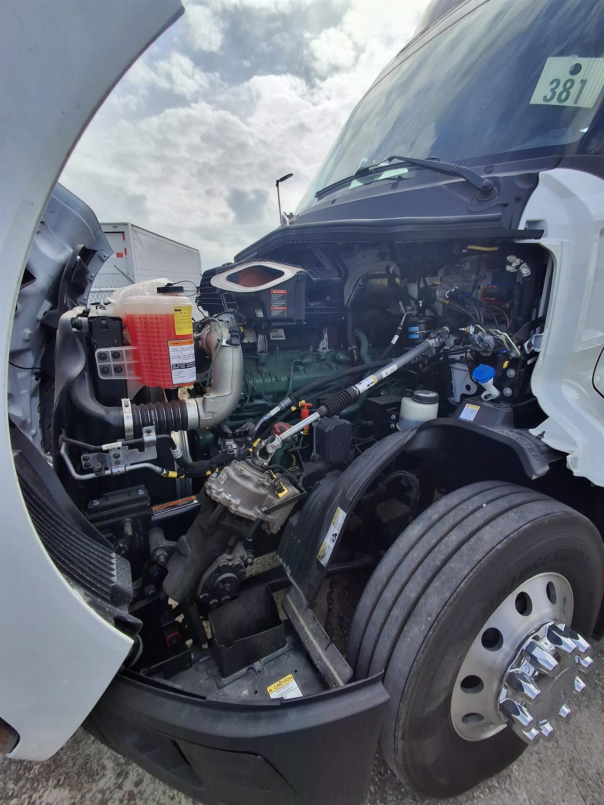 2025 Volvo VNL 300 in Fort Myers, FL — photo 3