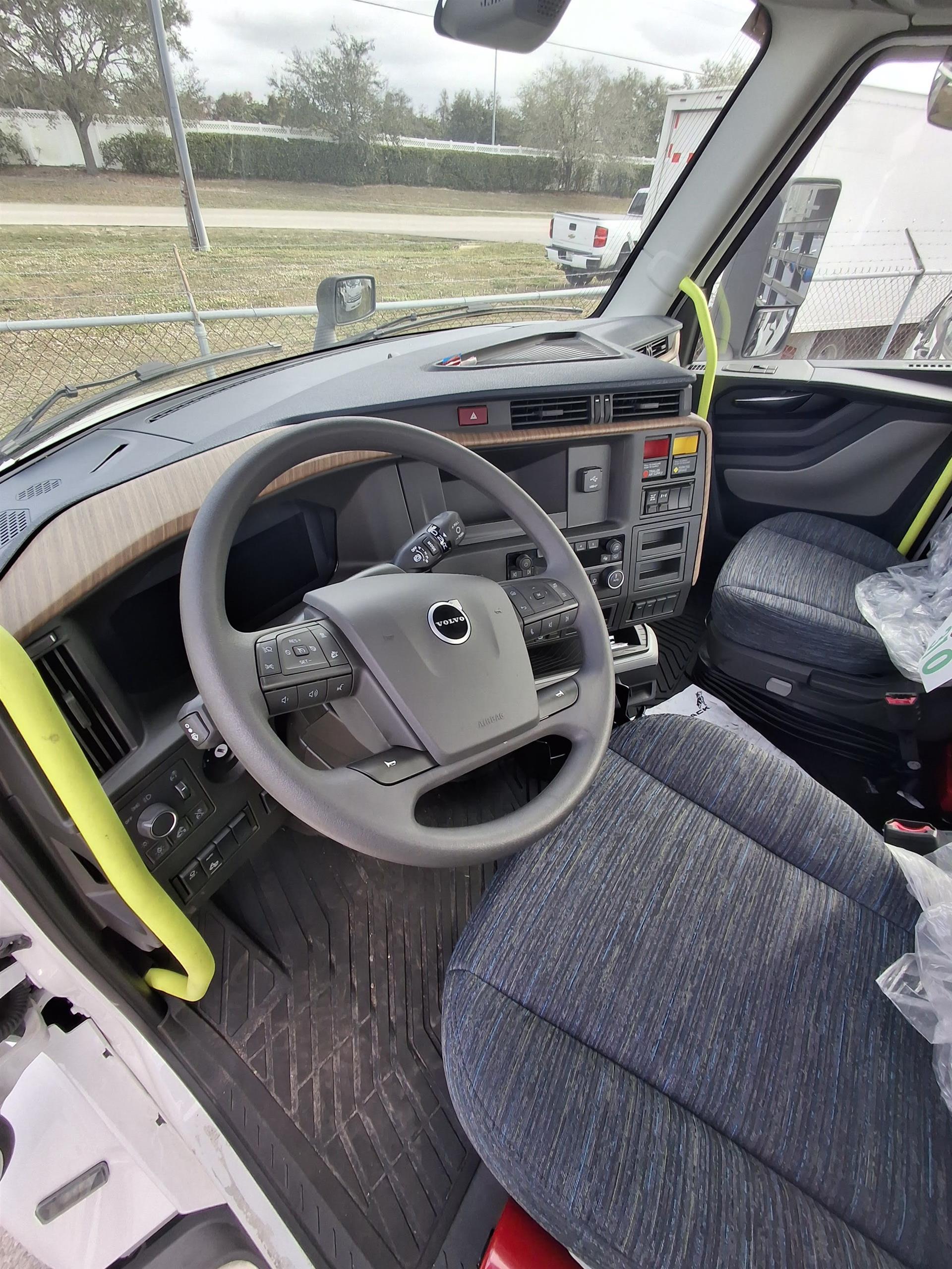 2025 Volvo VNL 300 in Fort Myers, FL — photo 7