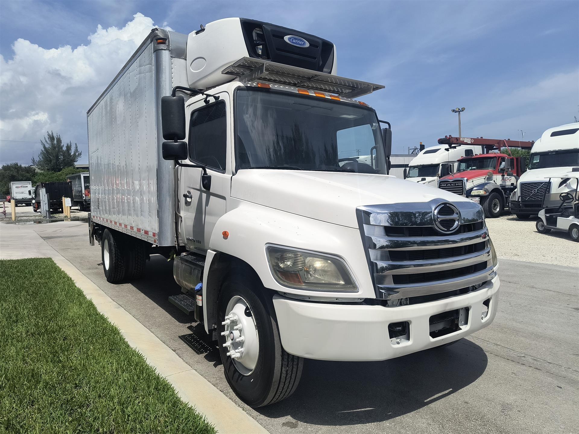 2019 Hino 268 in Fort Lauderdale, FL — photo 3