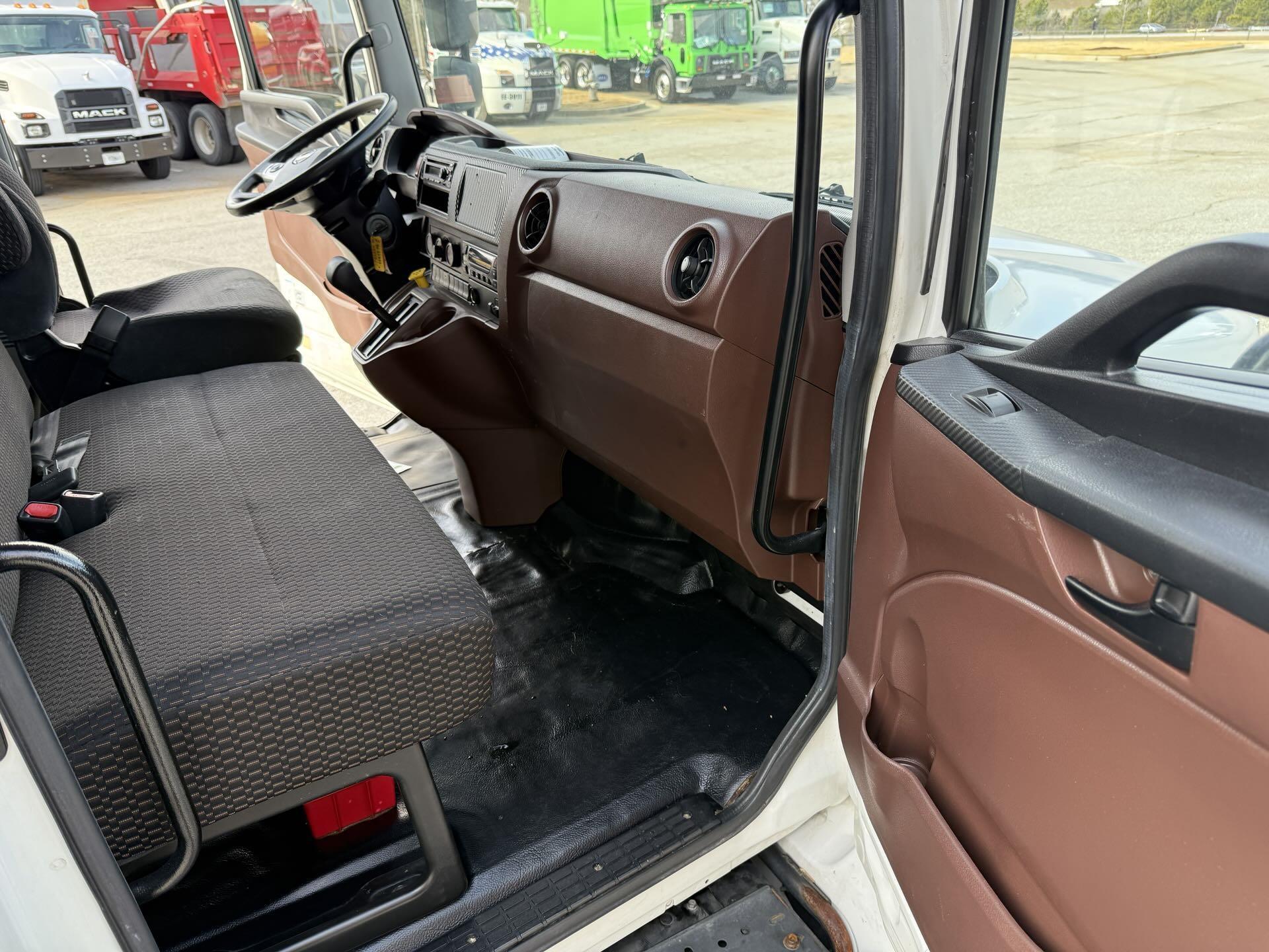 2021 Hino 268 in Duluth, GA — photo 13