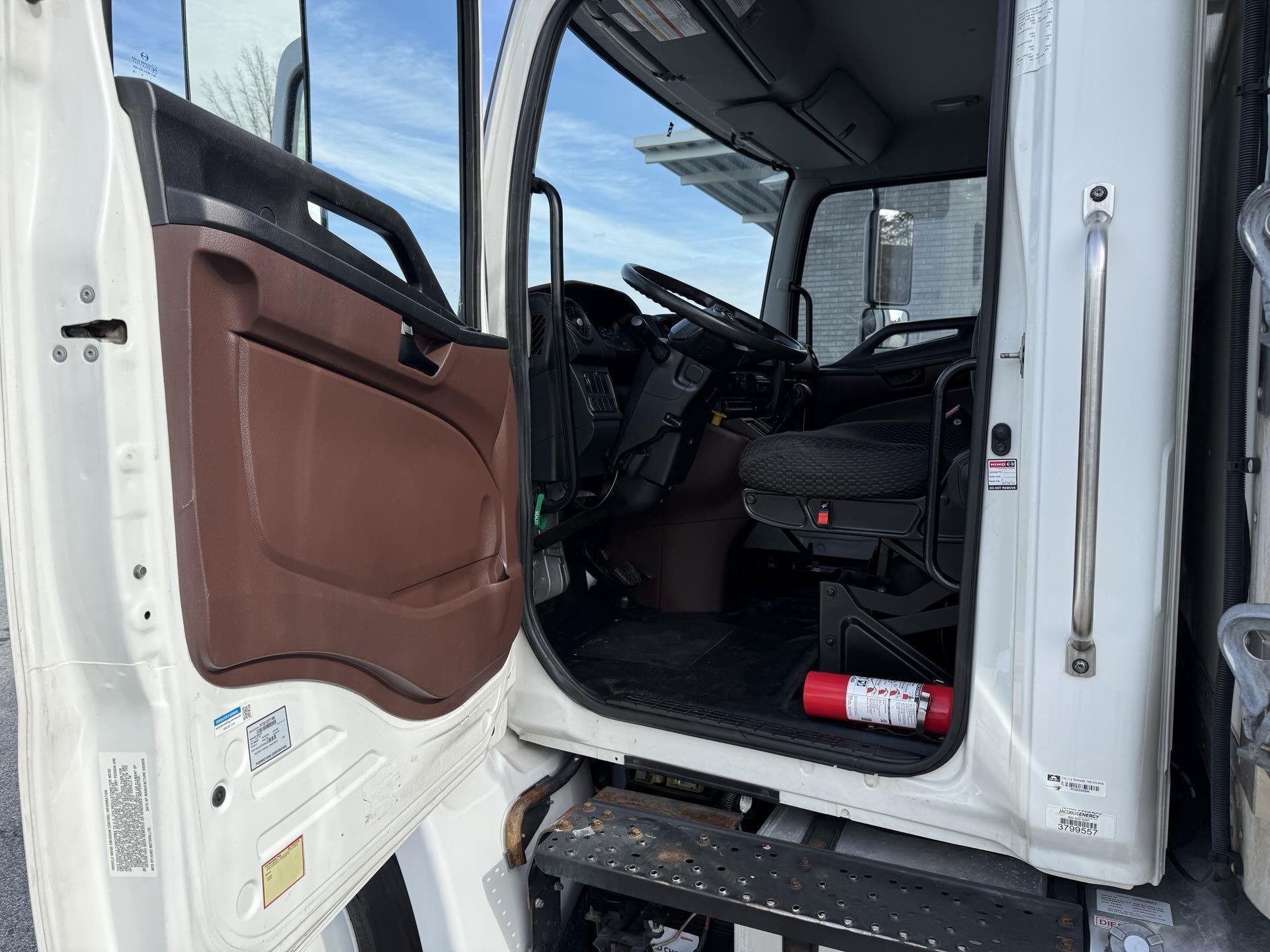 2021 Hino 268 in Duluth, GA — photo 12