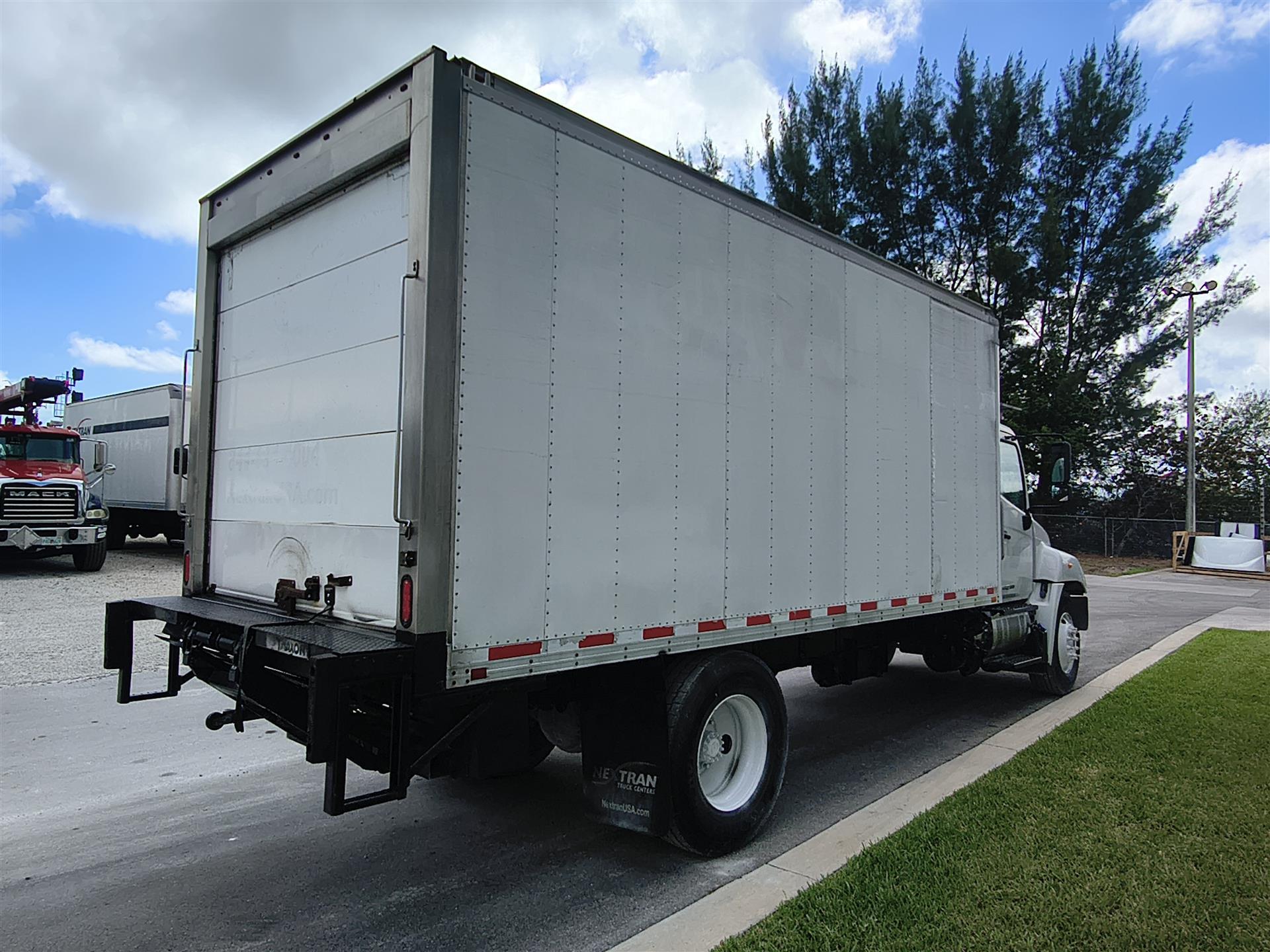 2019 Hino 268 in Fort Lauderdale, FL — photo 4