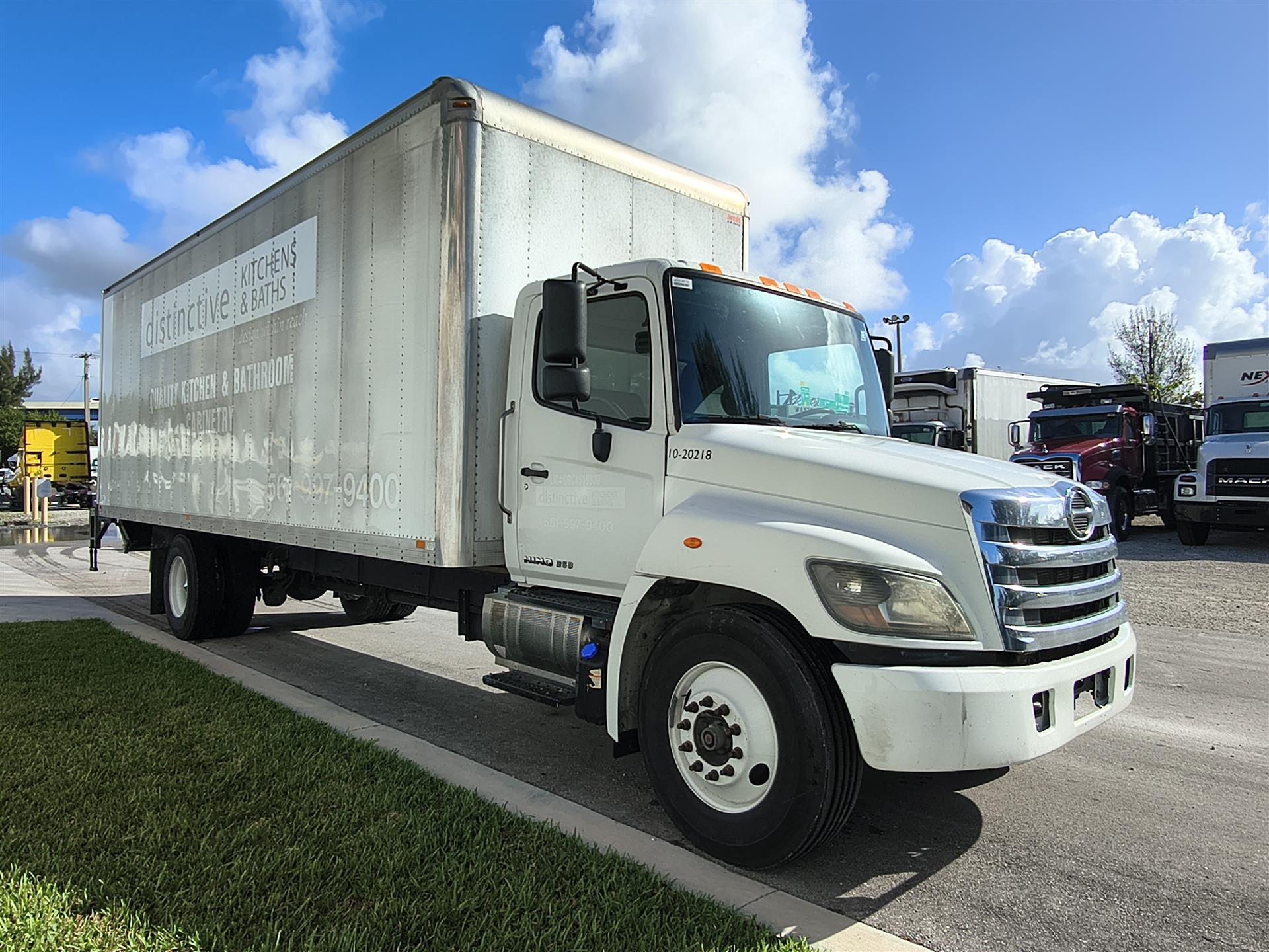 2020 Hino 268 in Fort Lauderdale, FL — photo 3