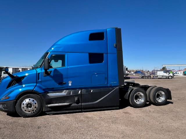 2026 Volvo VNL 860 in Commerce City, CO — photo 3
