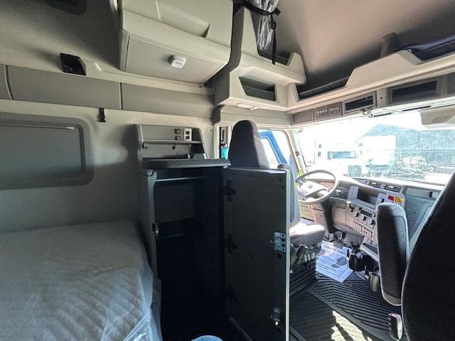 2026 Volvo VNL 860 in Commerce City, CO — photo 10