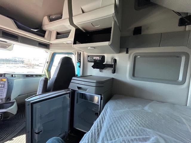 2026 Volvo VNL 860 in Commerce City, CO — photo 9