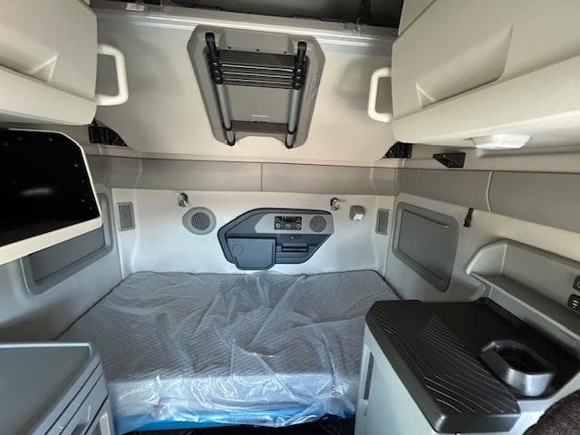 2026 Volvo VNL 860 in Commerce City, CO — photo 10