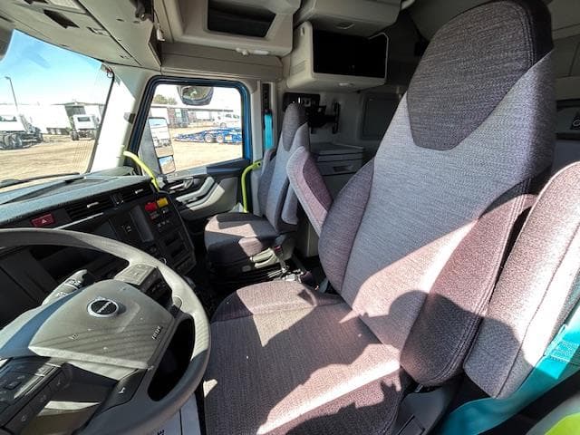 2026 Volvo VNL 860 in Commerce City, CO — photo 8