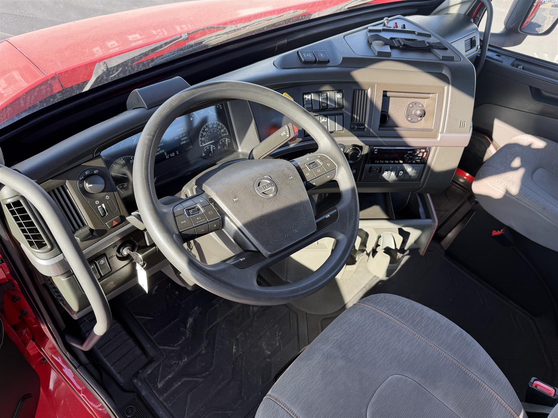 2020 Volvo VNR 640 in Kansas City, MO — photo 8