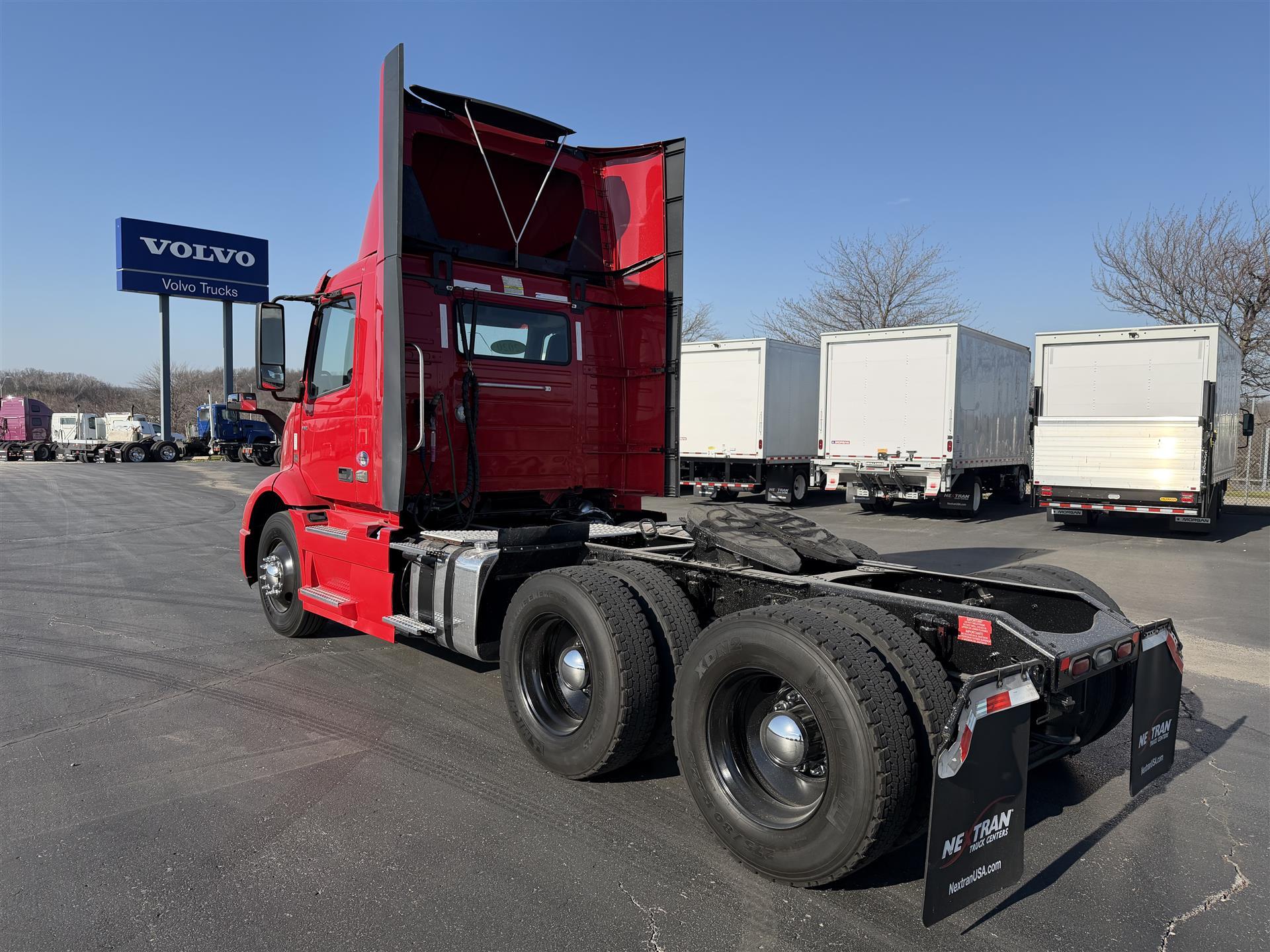 2020 Volvo VNR 640 in Kansas City, MO — photo 4