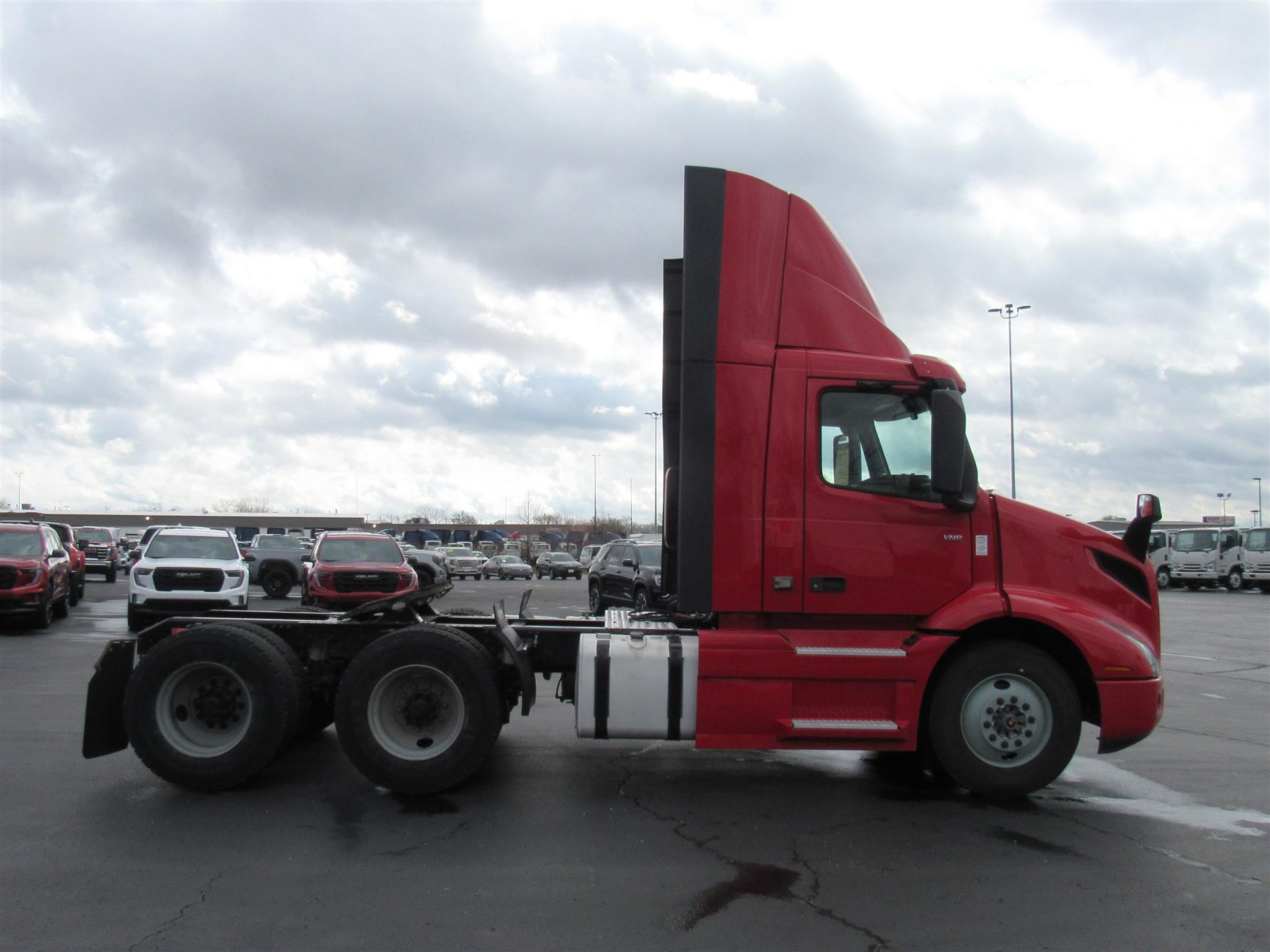 2021 Volvo VNR 640 in Kansas City, MO — photo 6