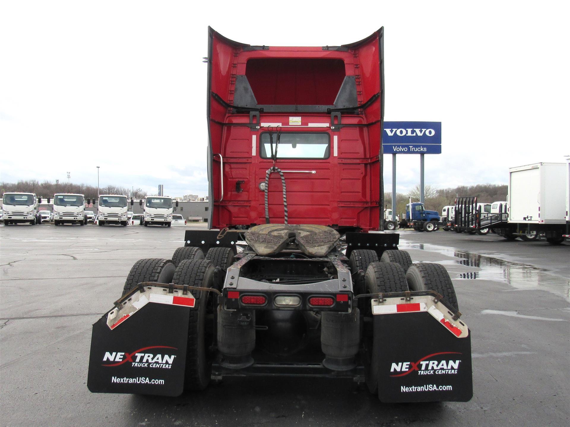 2021 Volvo VNR 640 in Kansas City, MO — photo 4