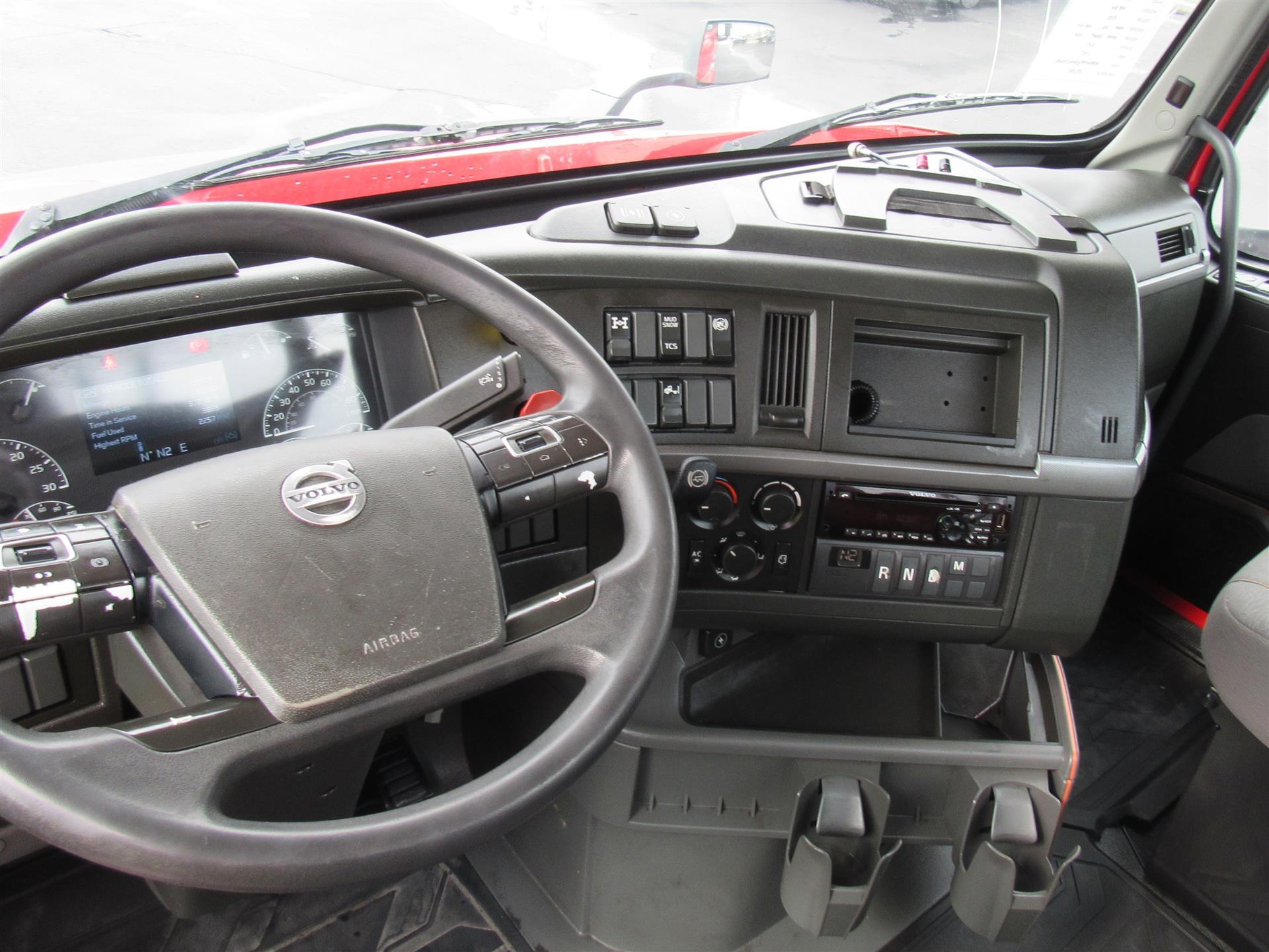 2021 Volvo VNR 640 in Kansas City, MO — photo 12