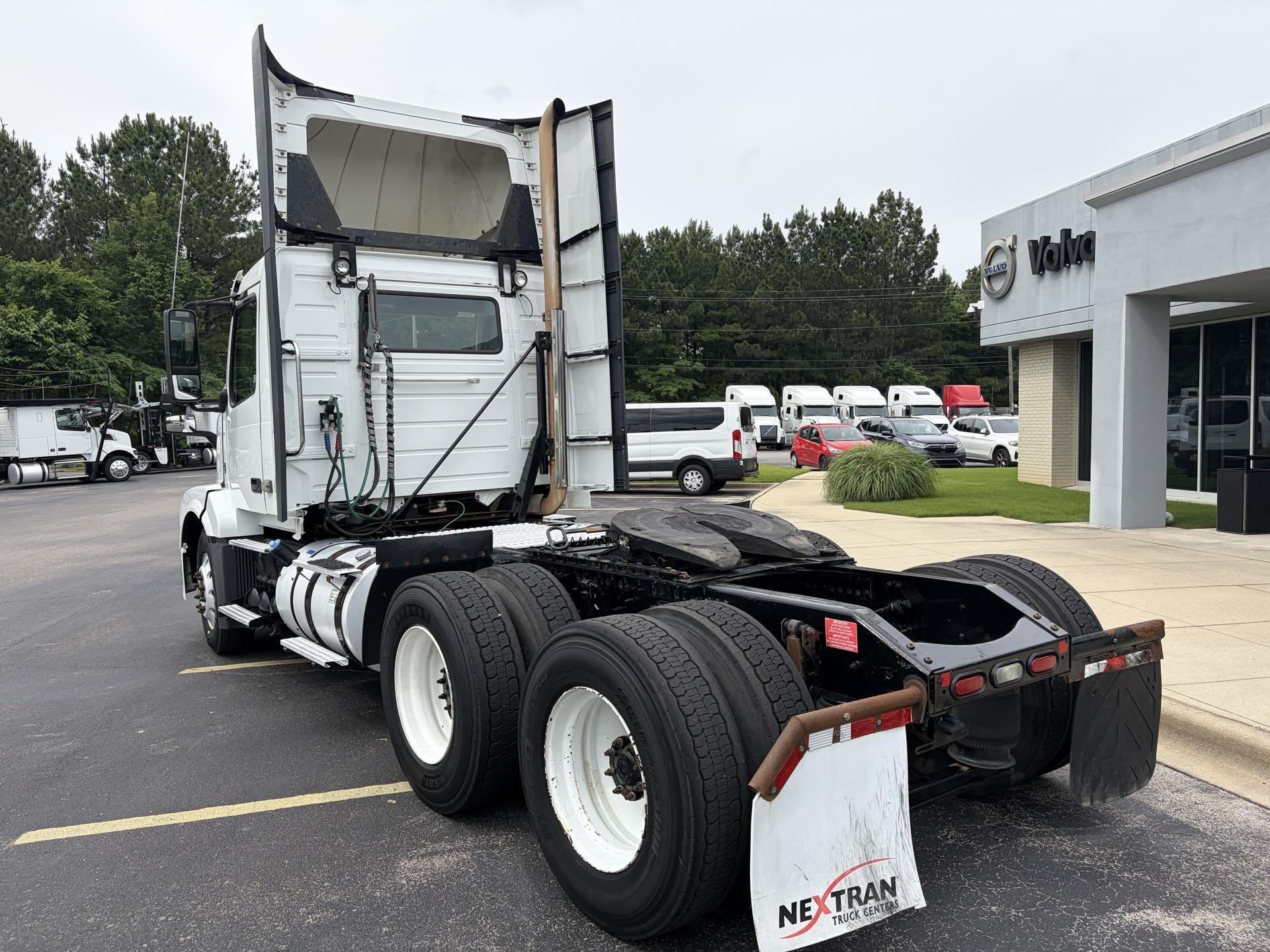 2016 Volvo VNL 300 in Fultondale, AL — photo 5