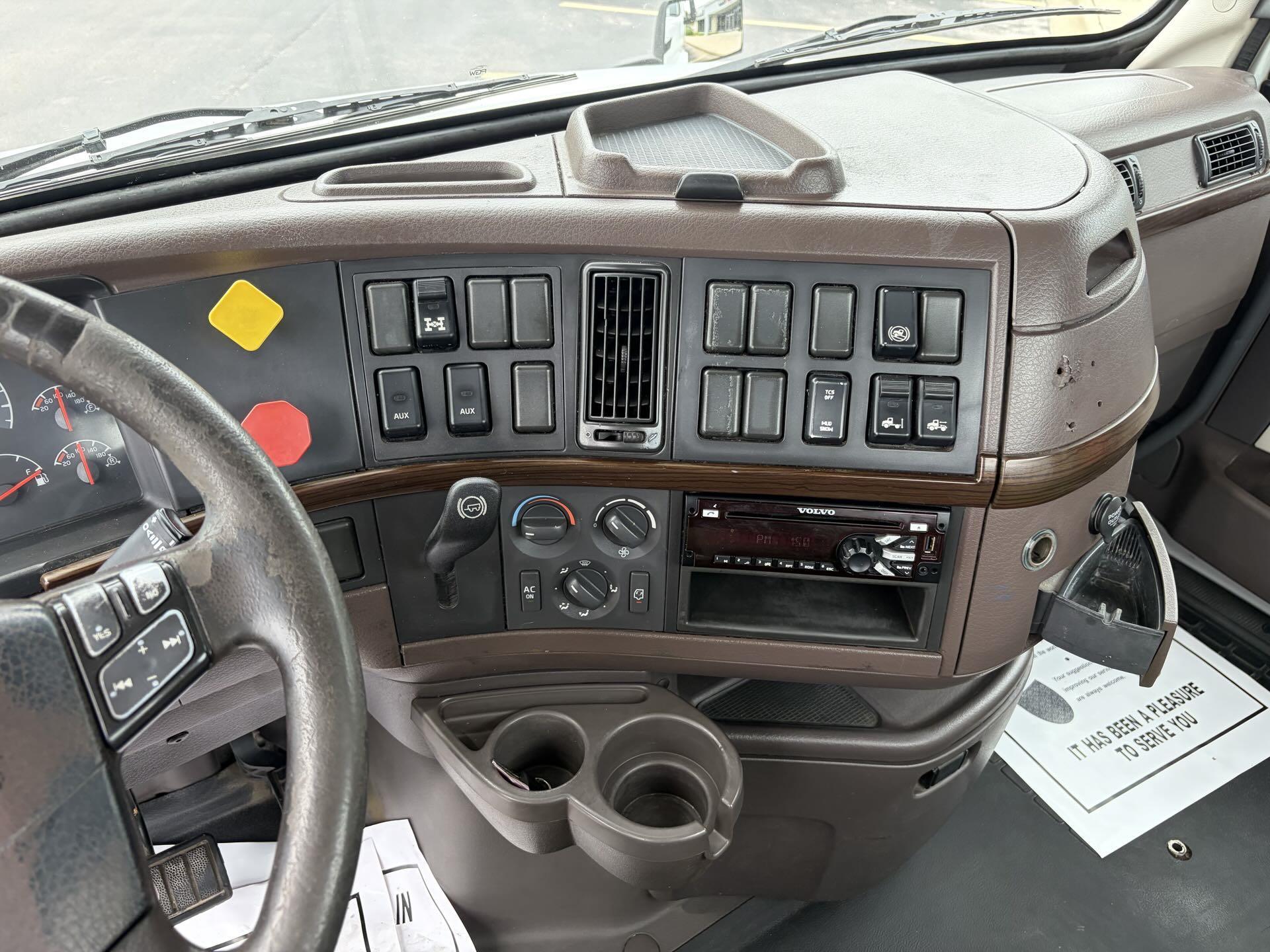 2016 Volvo VNL 300 in Fultondale, AL — photo 12