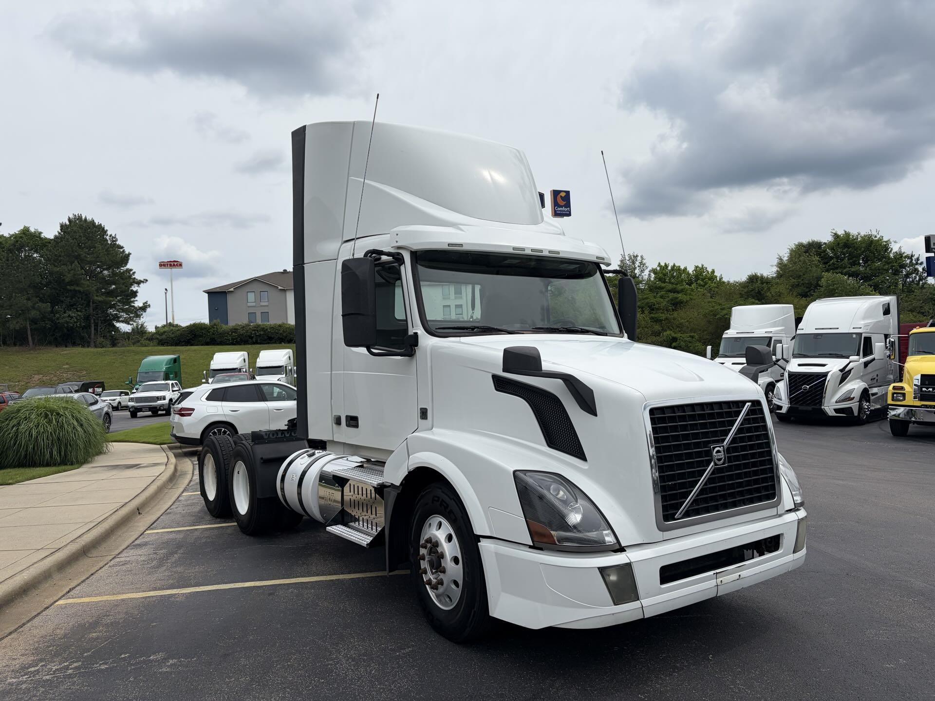 2016 Volvo VNL 300 in Fultondale, AL — photo 3