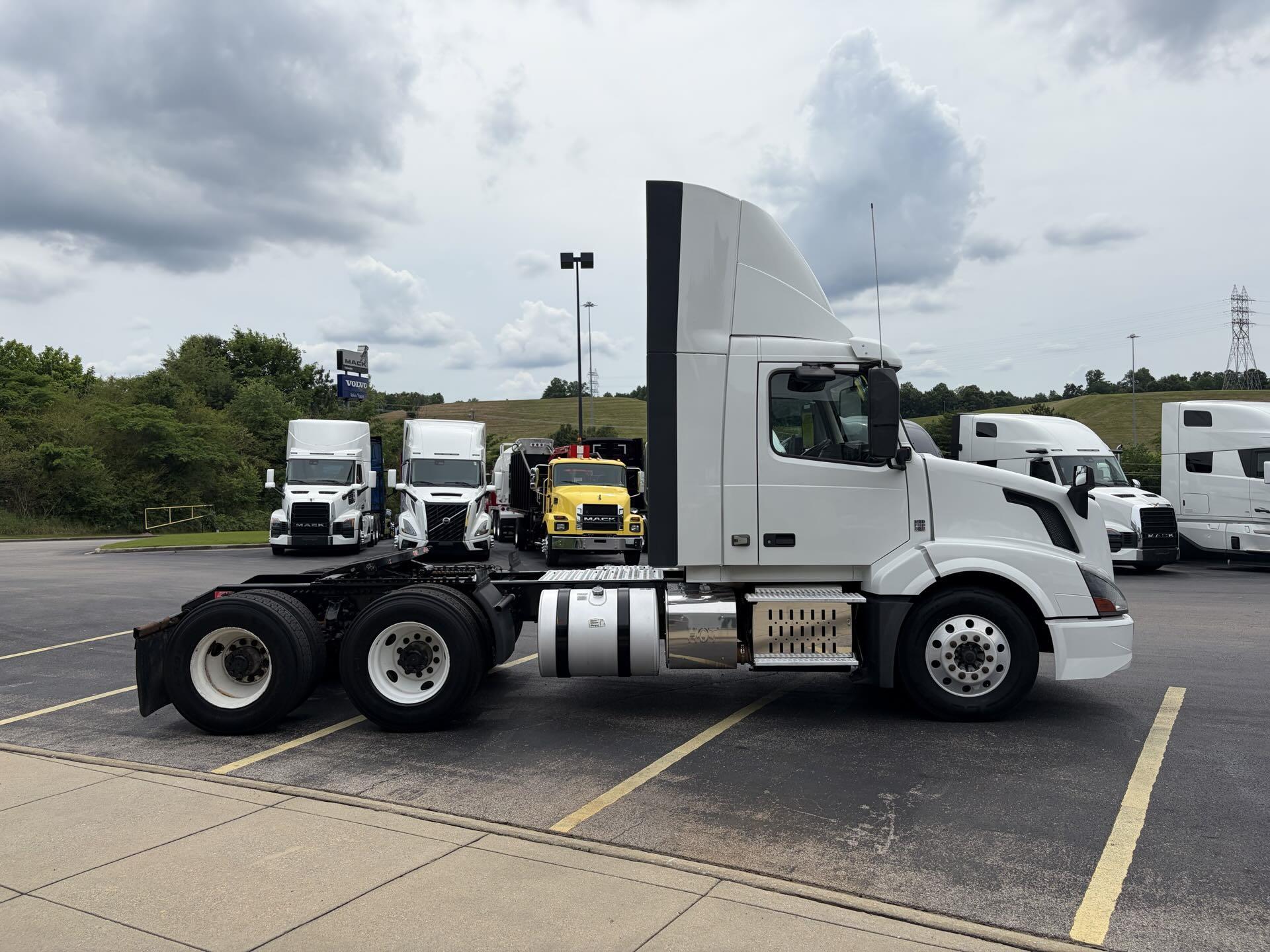 2016 Volvo VNL 300 in Fultondale, AL — photo 4
