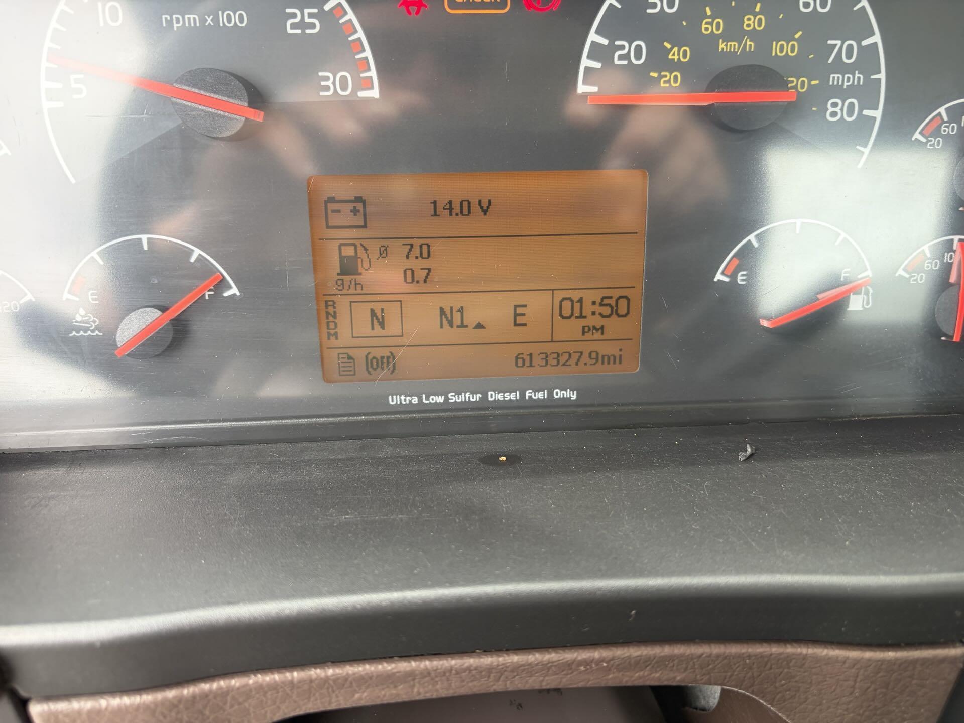 2016 Volvo VNL 300 in Fultondale, AL — photo 13